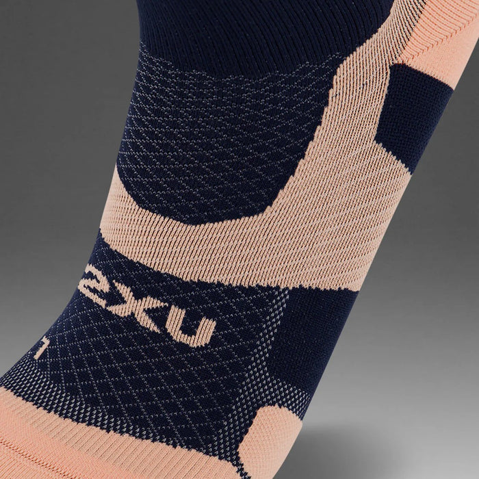2XU Vectr Socks | Light Cushion | Crew Length | Midnight / Fuzzy Peach