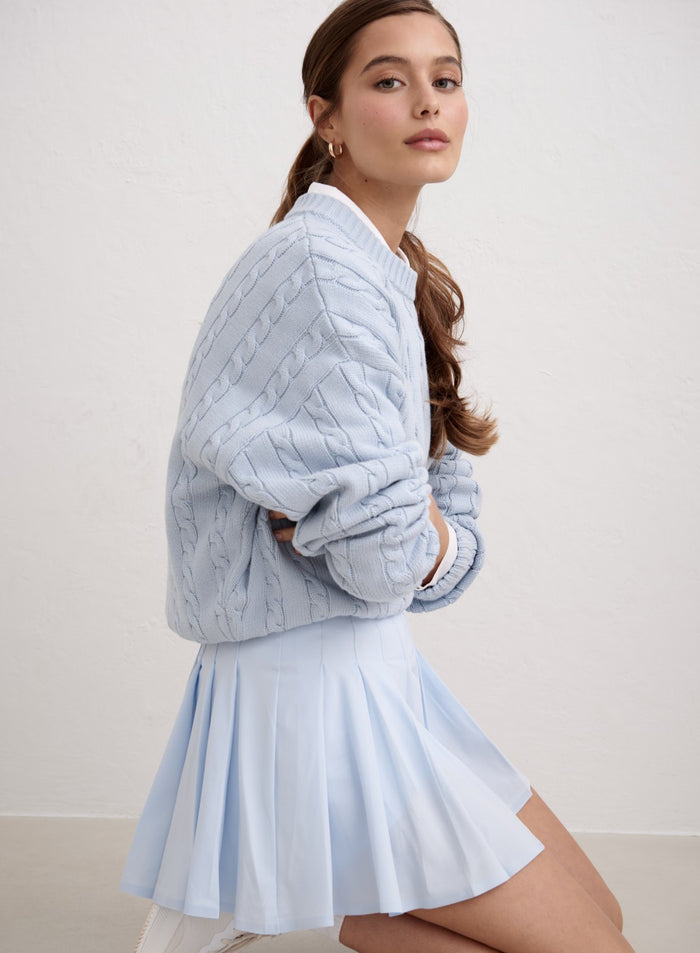 Light blue cable knit sweater and pleated skirt for a stylish lifestyle look by aim'n. [M-174cm]