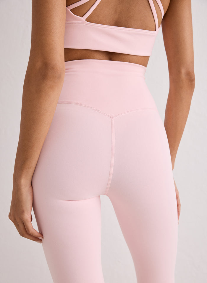 Close-up back view of a woman wearing the light pink Ballerina Sense Petite Tights by aim'n