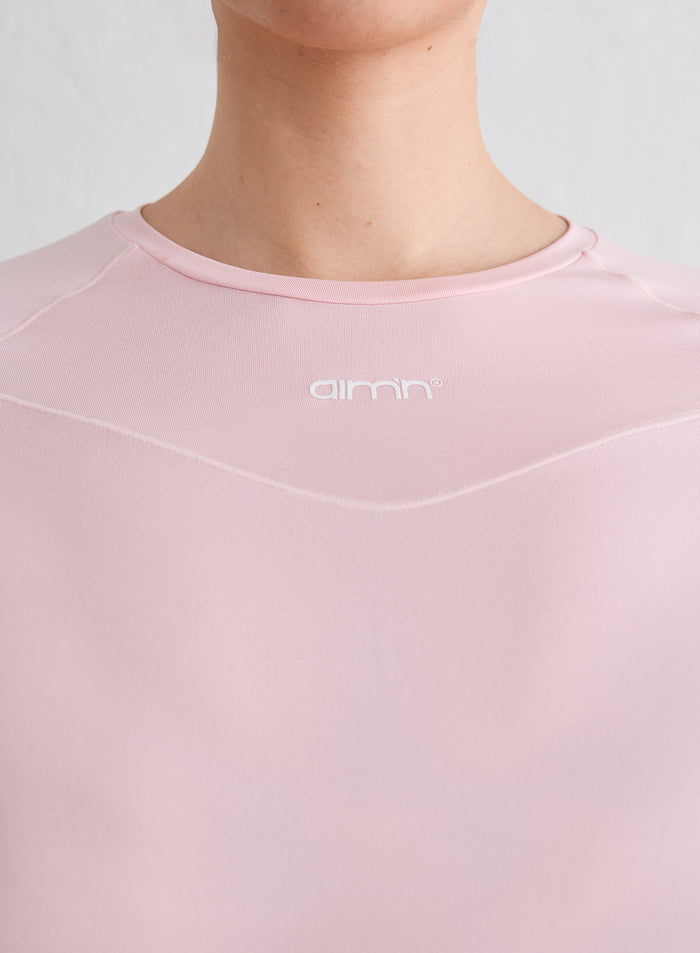 Close-up of the neckline and chest of the pink Ballerina Soft Basic Long Sleeve featuring the aim'n logo [L-170cm]