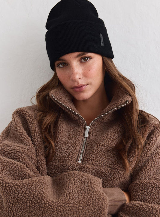 Black ribbed knit outdoor logo beanie from aim'n, paired with a cozy brown teddy fleece.