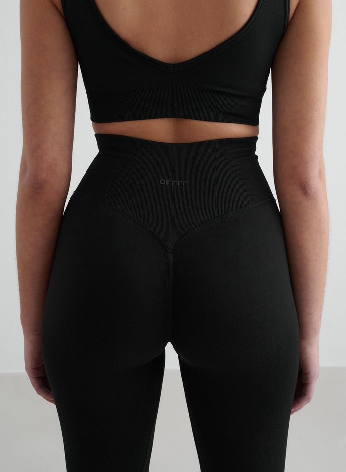 Close-up back view of the black Shape Seamless Tights from aim'n, featuring a high ribbed waistband with a v-shape and invisible scrunch. [S - 175 cm]