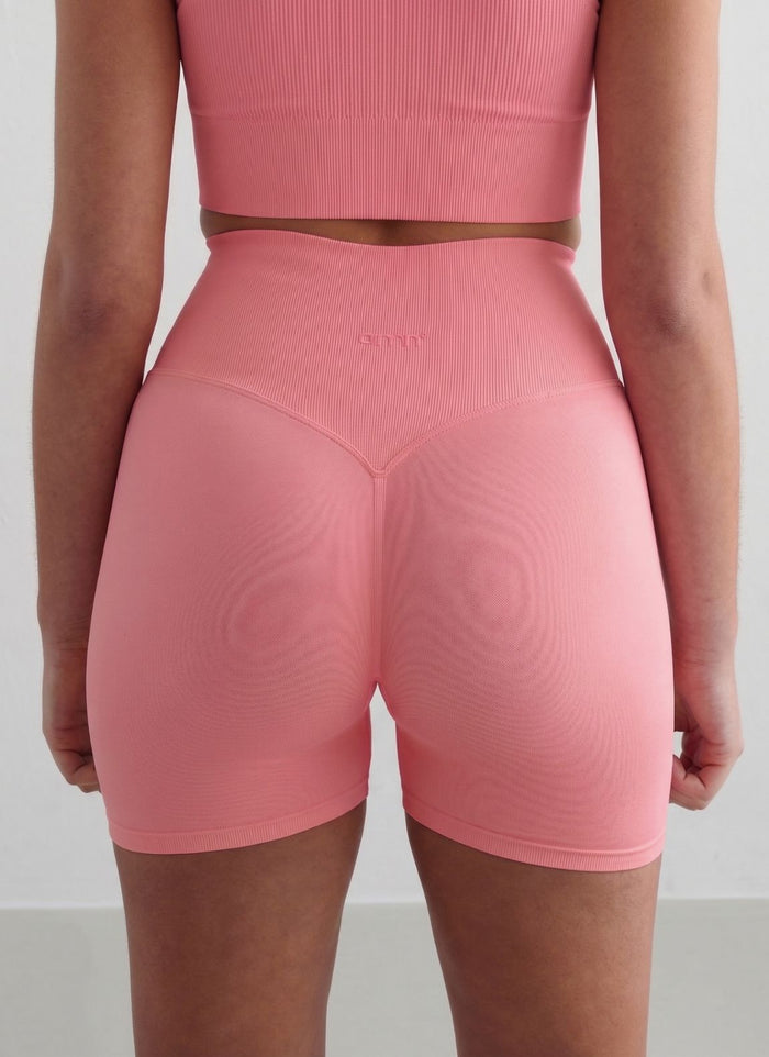 Blush aim'n Shape Seamless Hotpants with an invisible scrunch and high ribbed waist. [S-175cm]