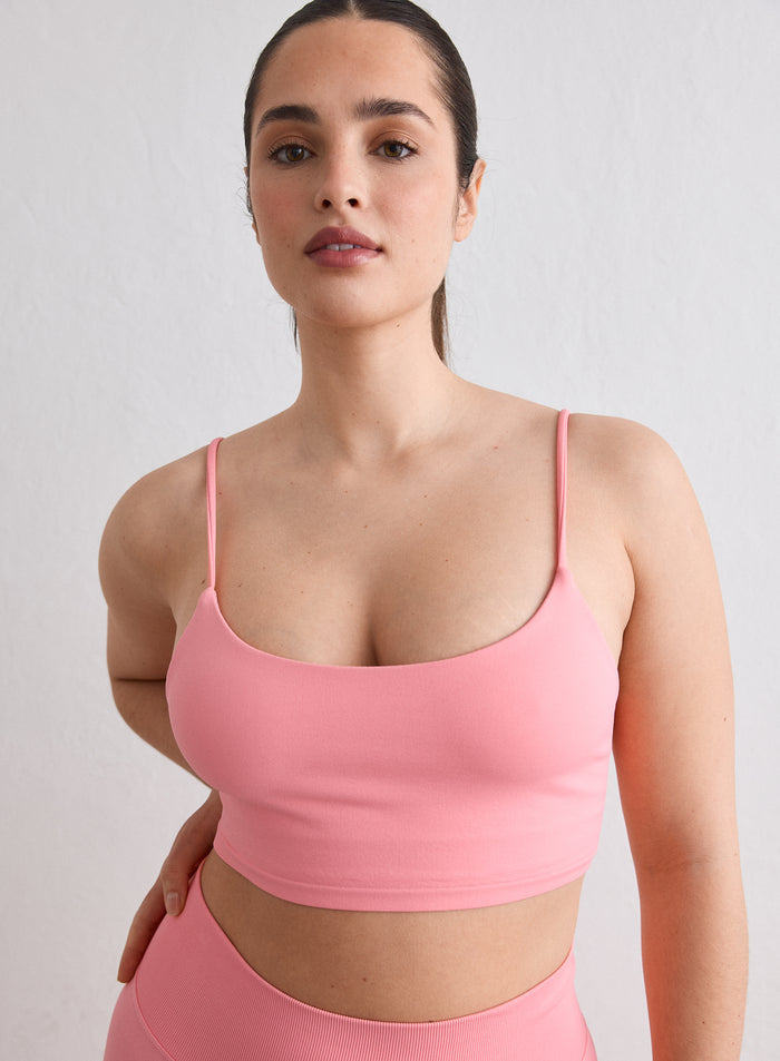 A woman wearing a Blush Shape Seamless Strap Bra from aim'n [L-174cm]