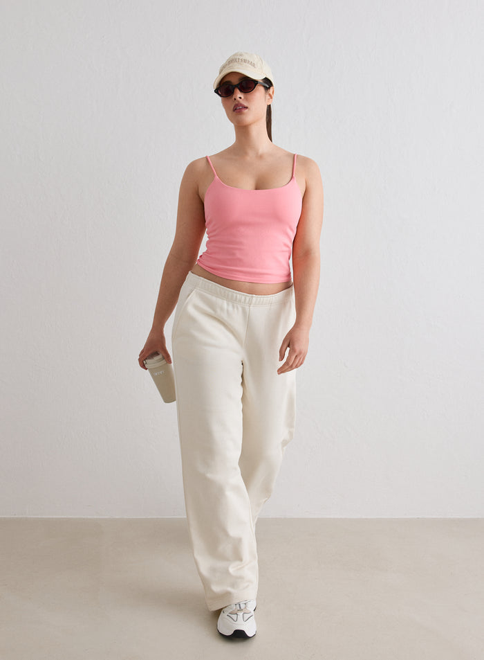A woman wearing a pink Blush Shape Seamless Strap Singlet from aim'n with off-white sweatpants, a cap, and sunglasses [L-174cm]