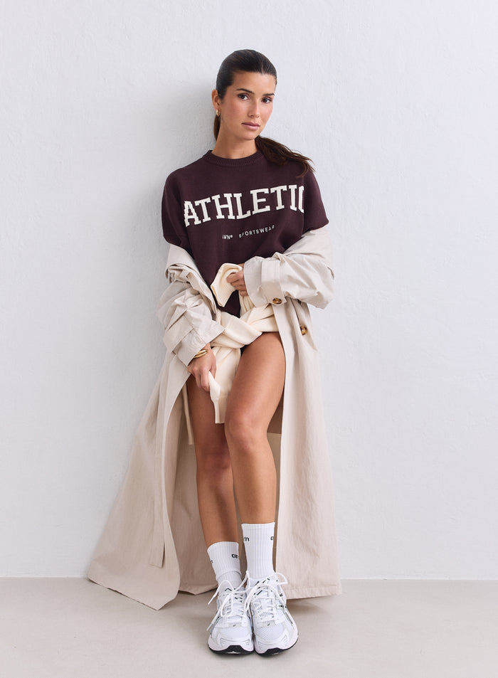 Chocolate brown aim'n Athletic Knit Sweatshirt styled with a beige trench coat and white sneakers. [S-165cm]