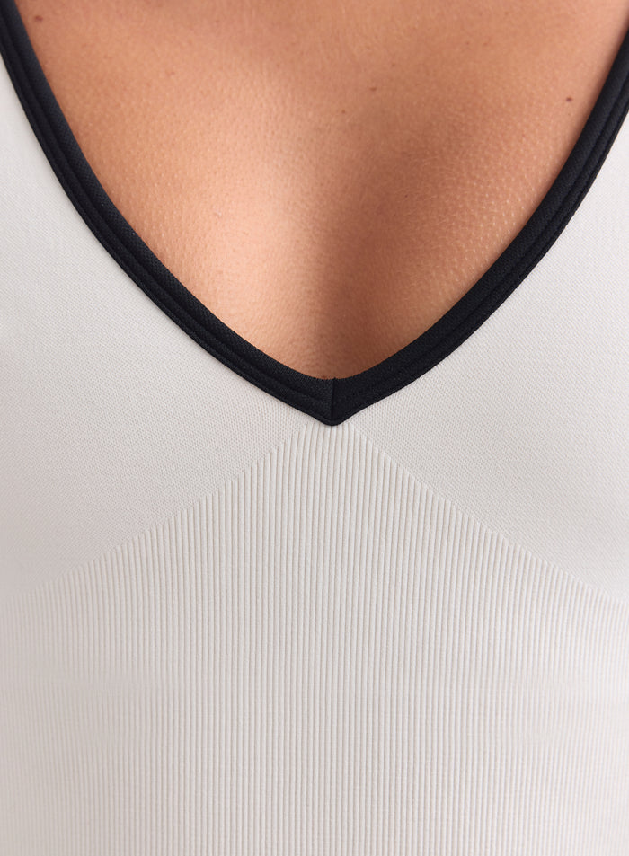 Black Cream aim'n shape seamless deep cut singlet with a v-neckline and ribbed texture. [XS-165cm]