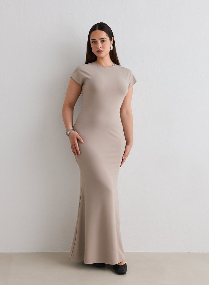 A model wearing the Dark Clay Sense Mermaid Cap Sleeve Dress from aim'n [L-174cm]