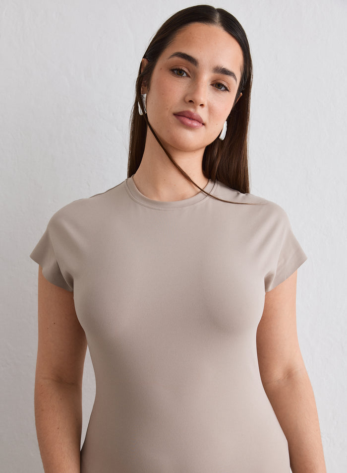 Close-up of a model wearing the Dark Clay Sense Mermaid Cap Sleeve Dress [L-174cm]