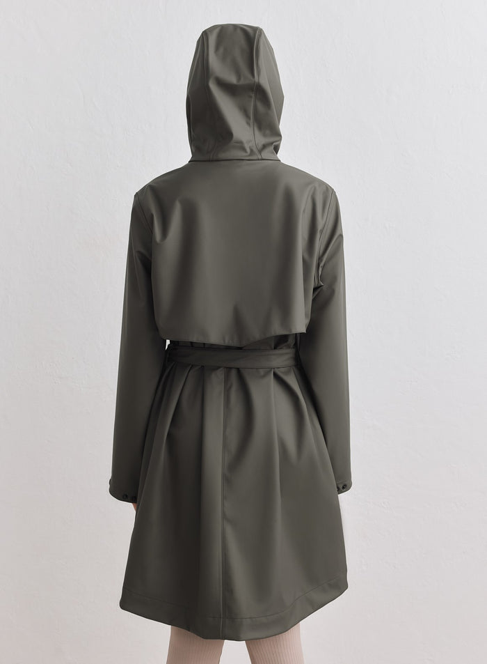 Dark ivy aim'n Rain Jacket featuring a hood, back ventilation yoke, and belted waist. [M-178cm]