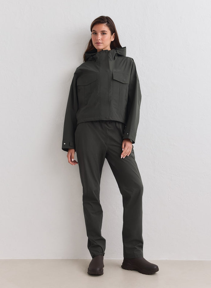 Dark ivy aim'n Waterproof Jacket with cargo pockets and cropped fit, worn with matching pants. [M-178cm]