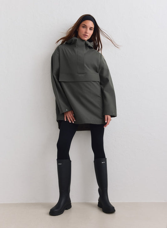 Dark ivy waterproof oversized anorak paired with black leggings and rain boots by aim'n. [M-178cm]