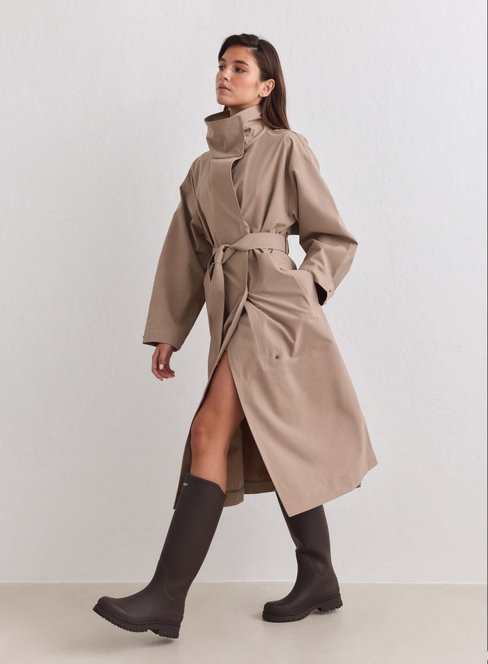 Espresso waterproof coat by aim'n featuring a high collar and belted waist for a relaxed fit. [M-178cm]