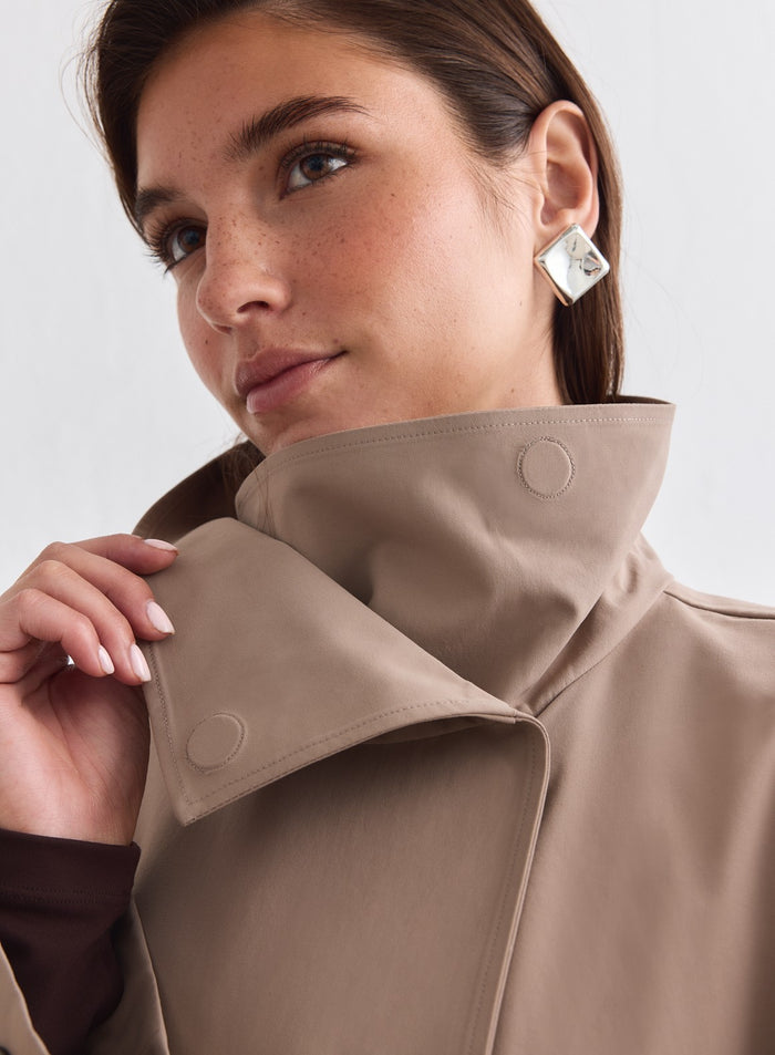 Close-up of the Espresso Waterproof Coat featuring its structured high collar and snap-button detail. [M-178cm]