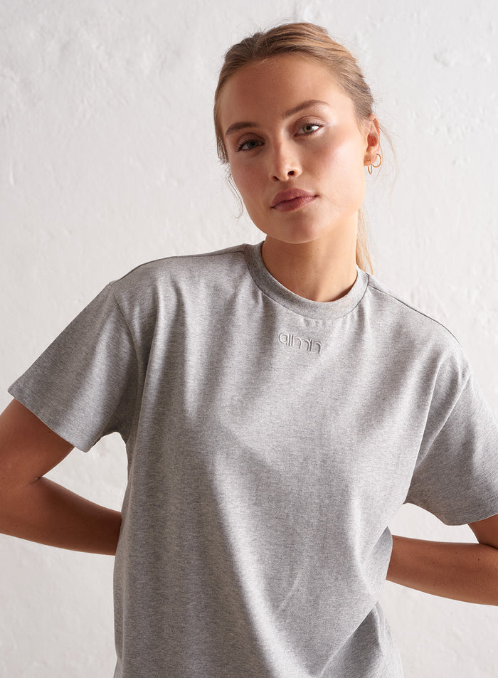[The model wears size S and is 177 cm.]