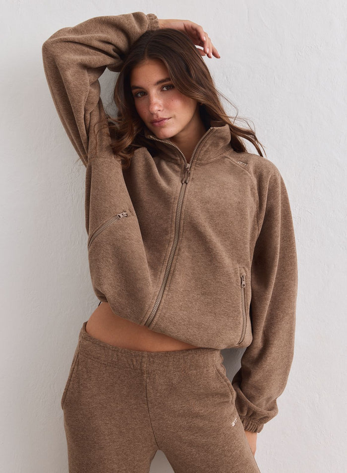 Woman wearing a cozy hazelnut fleece zip jacket and matching pants by aim'n. [xs-178cm]