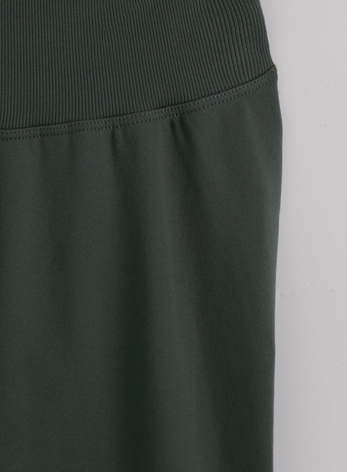 Ivy green aim'n Shape Seamless Tights featuring a high ribbed waistband and smooth, stretchy seamless fabric.