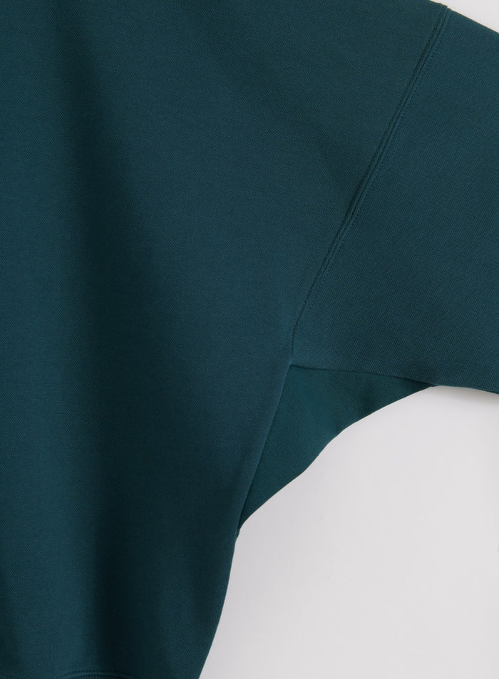 Close-up of the underarm and sleeve seam detail on the lagoon running sweatshirt