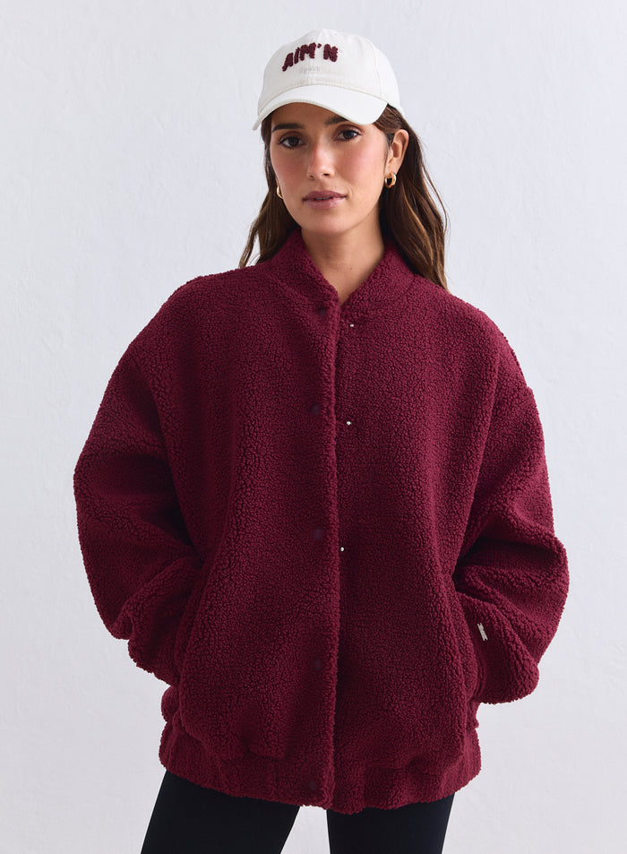 Relaxed merlot pile coach jacket in a soft teddy material paired with a cream aim'n cap. [S-165cm]
