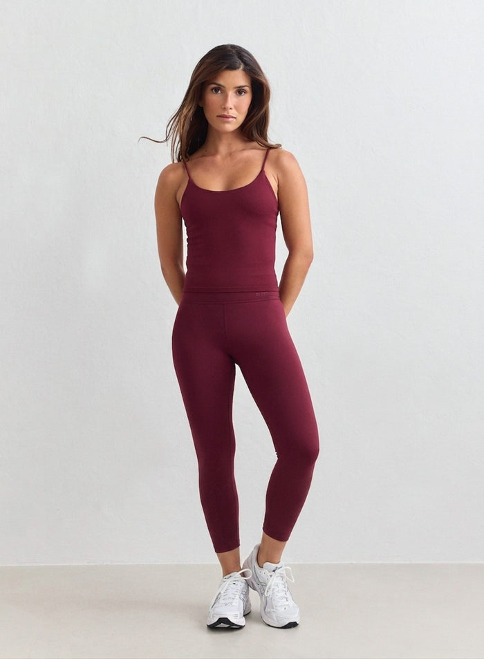 Woman standing in merlot high-waisted aim'n Sense Tights with a second skin feel and matching top. [XS-165cm]