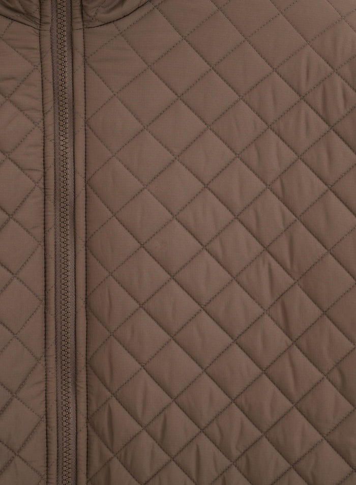 Close-up of the nougat brown diamond-quilted fabric and front zipper on the aim'n Oversized Quilted Jacket.