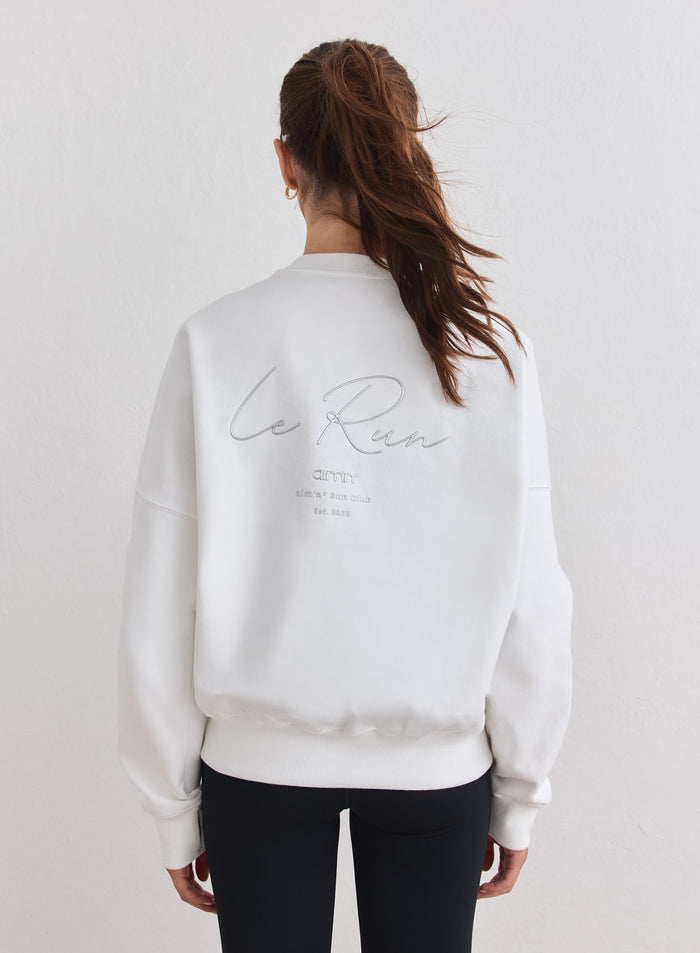 White relaxed sweatshirt with silver Le Run back embroidery and ribbed cuffs. [M-178cm]