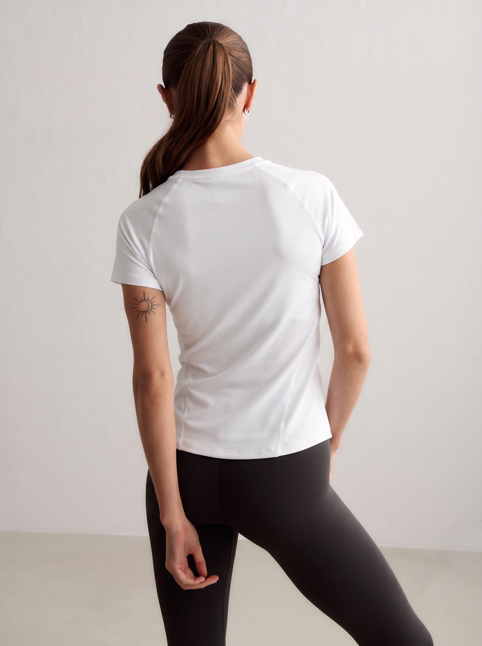 Model wearing a white Soft Basic Short Sleeve from behind [S-174 cm]